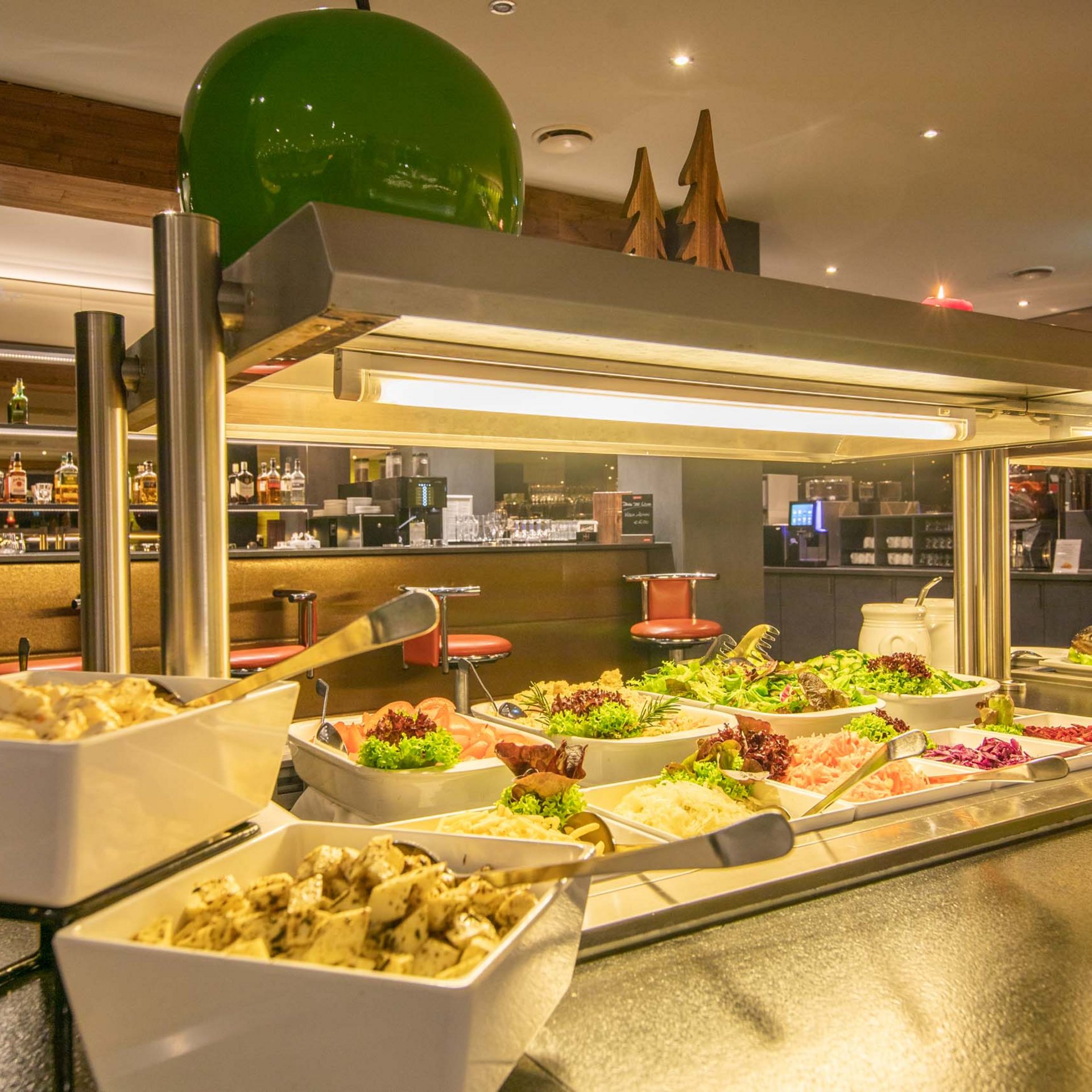 Buffet mit Salaten und verschiedenen Speisen in einem Restaurant