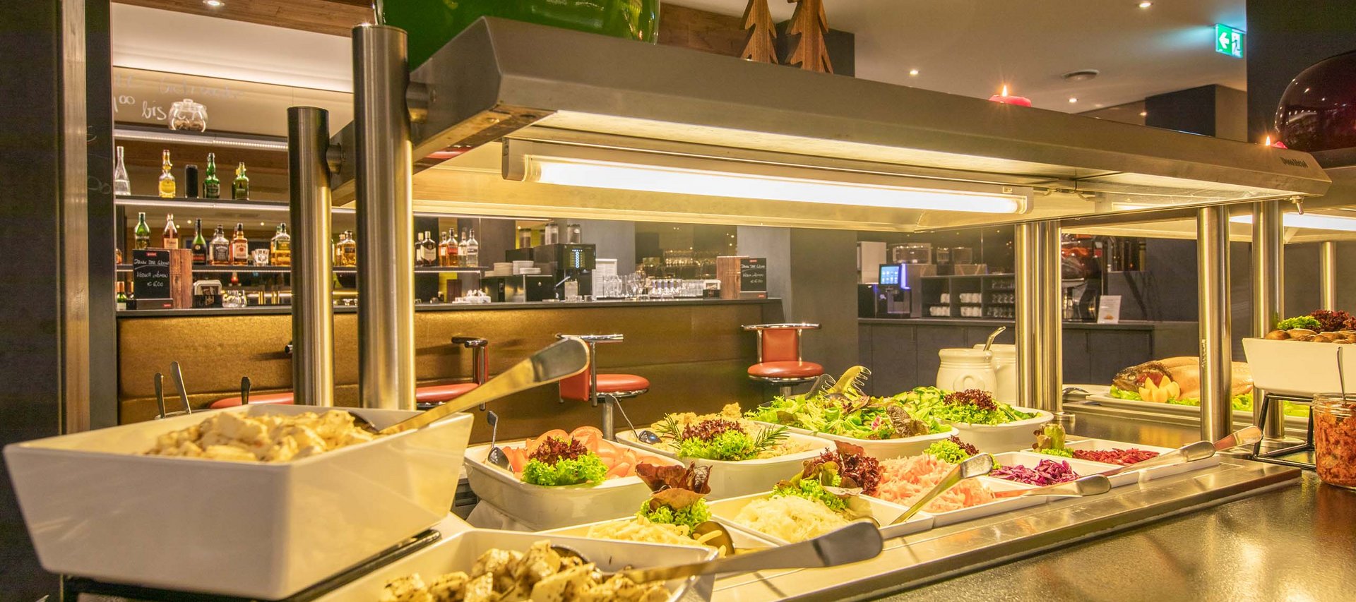 Ein Hotel in Jena mit All-inclusive-Verpflegung Buffet mit Salaten und verschiedenen Speisen in einem Restaurant