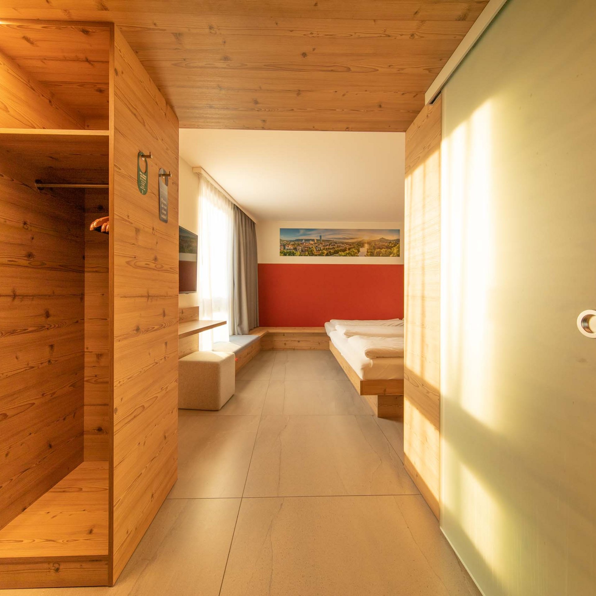 Helle Hotelzimmer mit Holzvertäfelung und modernen Möbeln