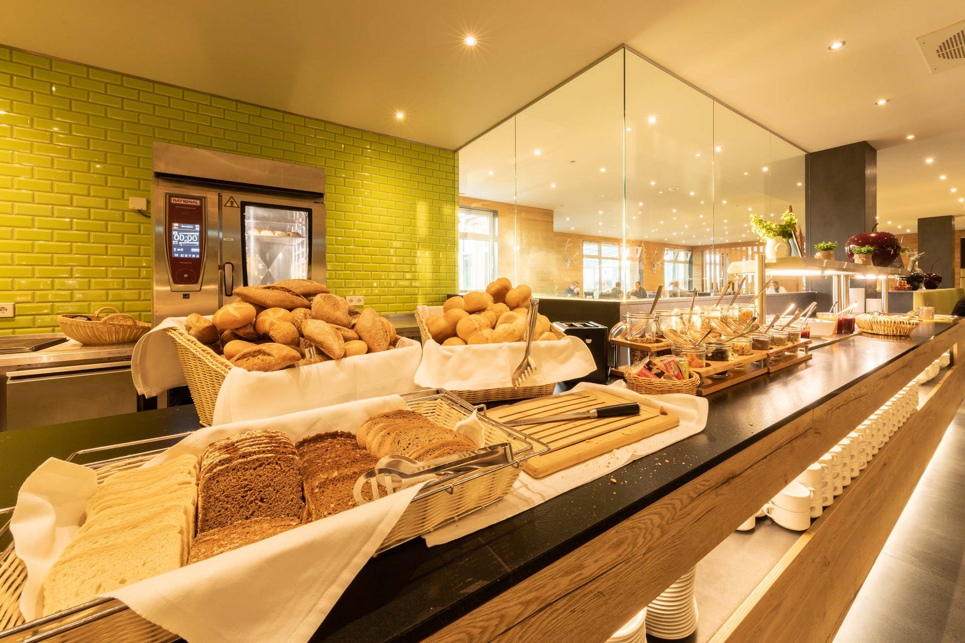 Buffet mit verschiedenen Brotsorten und Aufstrichen in einem hellen Restaurant