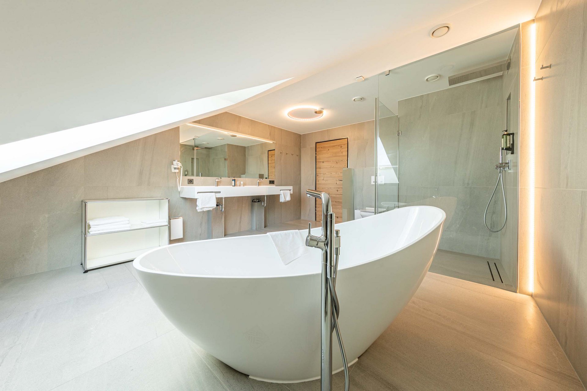 Modernes Badezimmer mit freistehender Badewanne und begehbarer Glasdusche