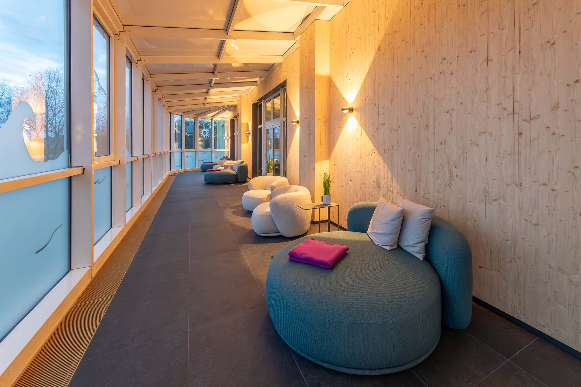 Moderne Lounge mit runden Sesseln und großem Fenster mit Frostschutzfolie