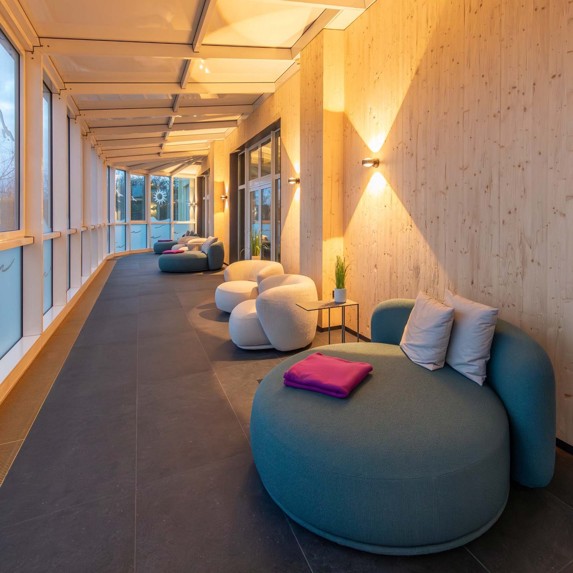 Moderne Lounge mit runden Sesseln und großem Fenster mit Frostschutzfolie