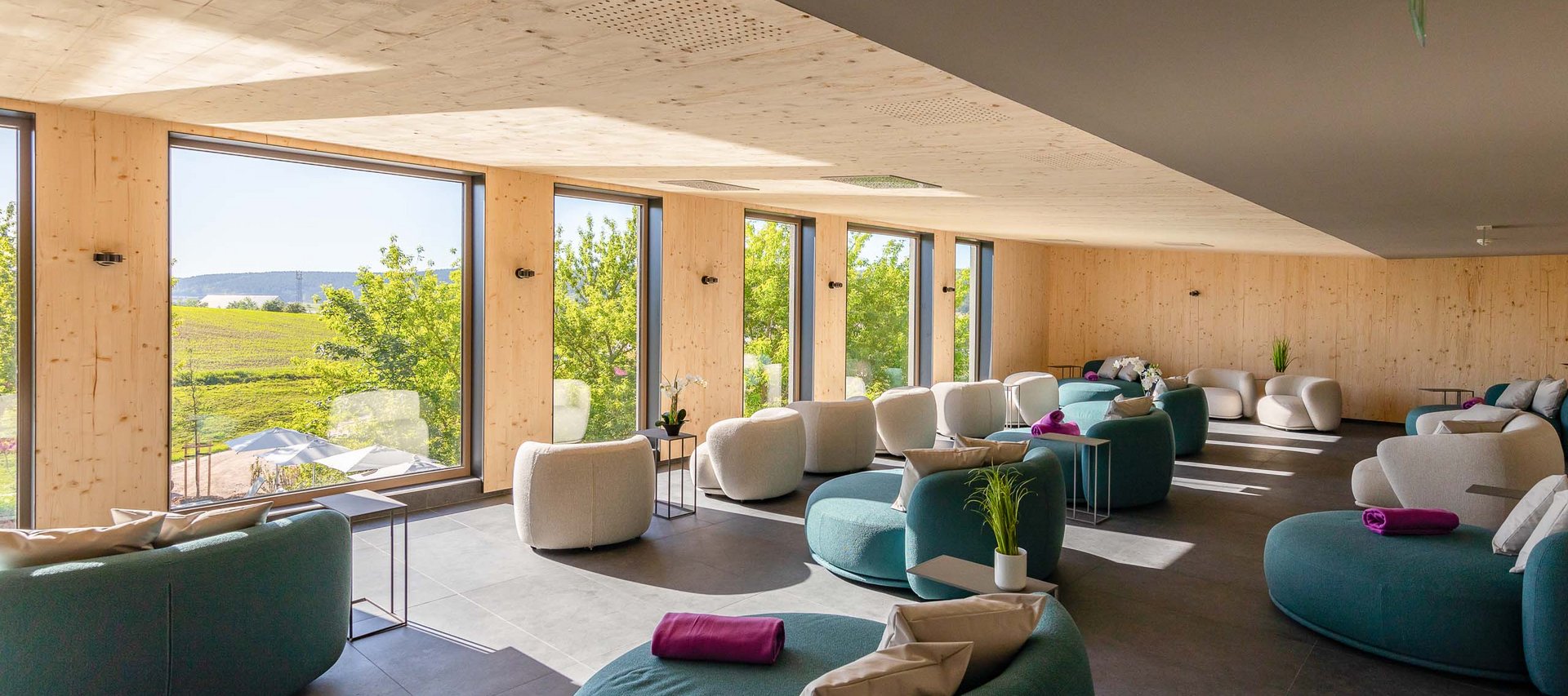 Day Spa in Jena: ein Tag nur für Sie Heller und moderner Aufenthaltsraum mit großen Fenstern und bequemen Sesseln